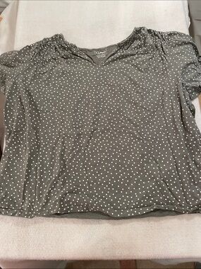 L.L. Bean Gray and White Polka Dot V-Neck Short Sleeve Top